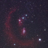 Malý měsíc Enceladus svou aktivitou cvičí s magnetickým polem planety Saturn